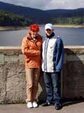 Patrick mit seiner Mama an der Talsperre