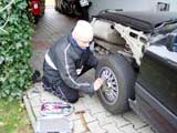 Patrick repariert im November seinen Audi nach einem Blechschaden
