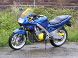... eine gebrauchte CBR 600, mit der er zusammen mit seinem Vater im Sommer in die Dolomiten fahren will ...
